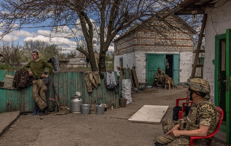 Cum evoluează situația pe frontul din Donbas. Forțele ruse „continuă să tragă în mod deliberat în civili și să distrugă infrastructura critică”