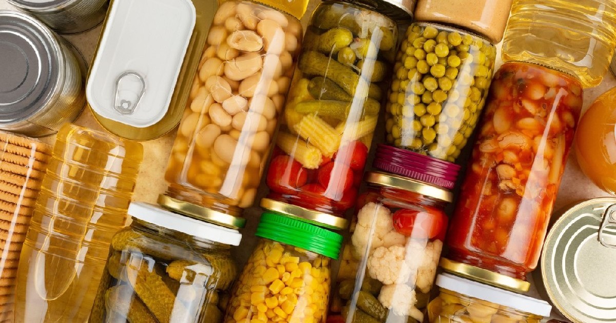 Alimente de urgență: borcane cu murături, sticle, conserve