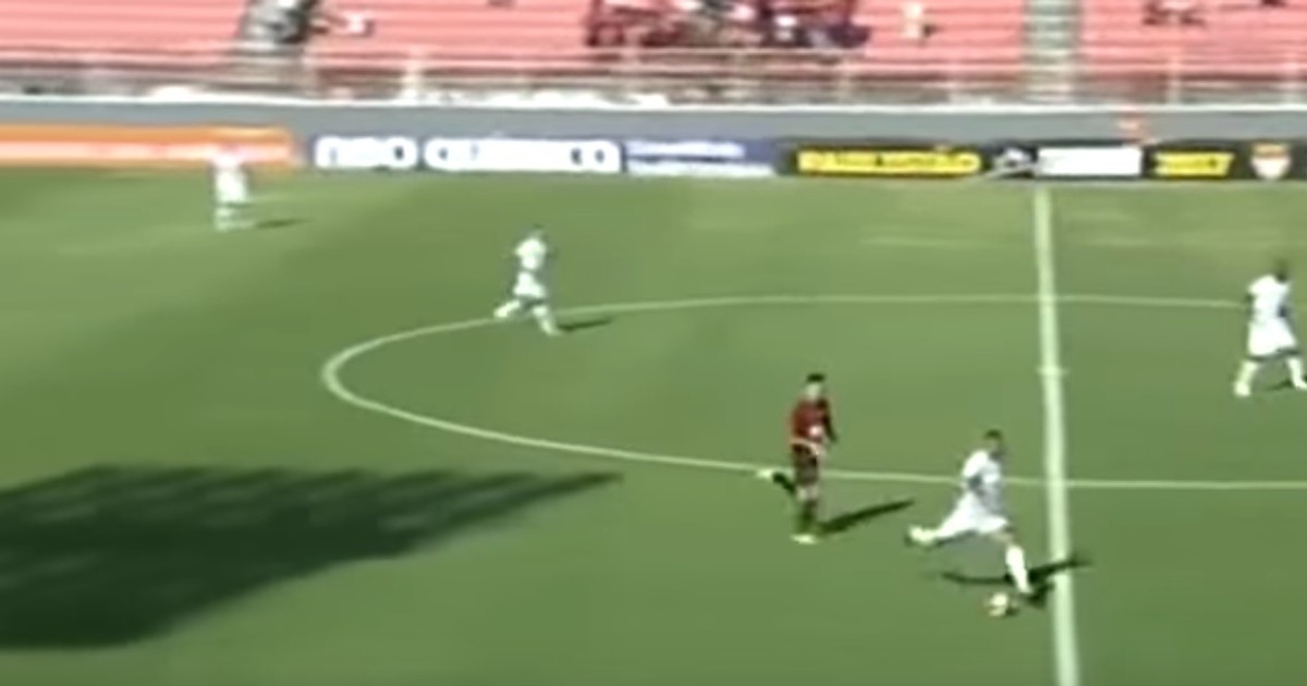 Și-a dat autogol de la mijlocul terenului