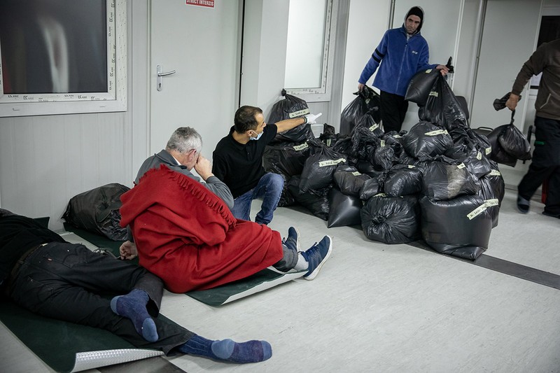 După ora 06.00, voluntarii încep să-i trezească pe oamenii care au dormit pe jos. Au nevoie de spațiu pentru debarasarea bagajelor celor care au dormit în camere și care vor fi&nbsp; treziți la ora 07.00