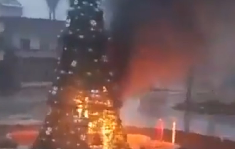 Proteste de stradă în capitala Siriei, după ce un brad de Crăciun a fost incendiat