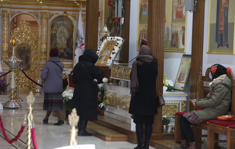 Zeci de credincioși la moaștele Sfântului Ioan Gură de Aur, din București