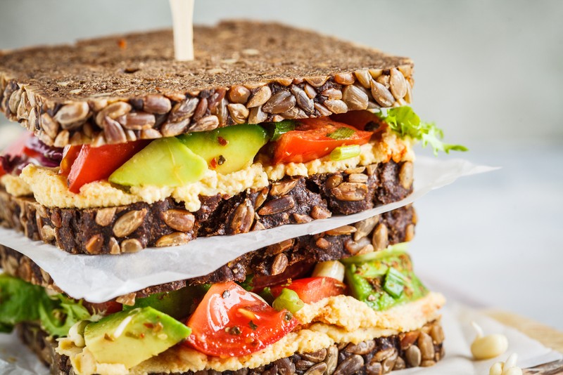 Sandwichuri sănătoase cu humus și avocado