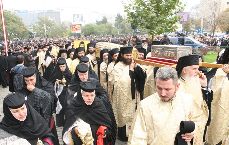 Călcare pe picioare la Patriarhie! Moaştele VINDECĂTORULUI DE CANCER, pentru prima dată în Bucureşti| FOTO