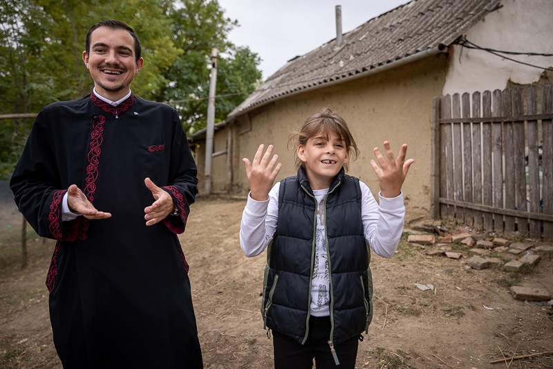 Preotul Balaban şi Ioana povestesc cum a fost la colindat