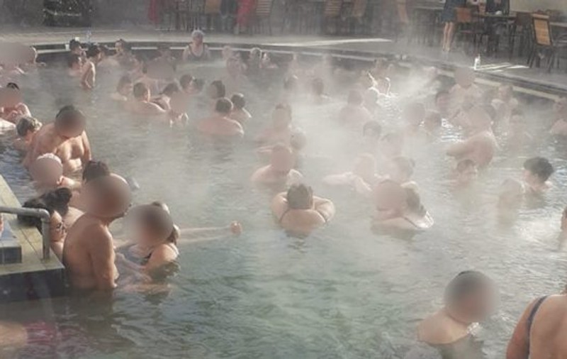Înghesuială într-un ştrand termal din Satu Mare. Zeci de persoane, în aceeași piscină