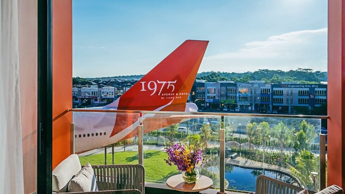 Vedere de pe balconul unei camere Premium a hotelului către unul dintre avioanele Boeing 747 renovate ale hotelului