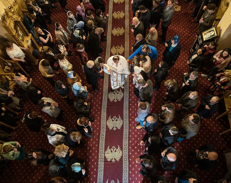 La o Biserică Ortodoxă din Spania, “Tatăl Nostru” se rostește și în română, și în spaniolă. Părintele Ioniță a înființat echipă de fotbal, îi laudă pe compatrioții lui care muncesc, e supărat pe cei care „au stricat tot”, dar i-a vizitat la pușcărie