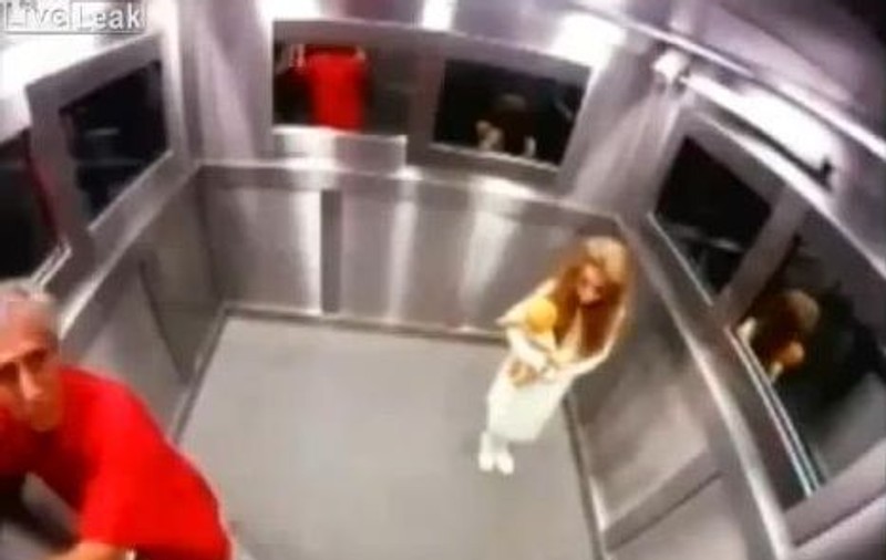 CEA MAI TARE FARSĂ DIN ULTIMII ANI? Tu ce ai face dacă ar apărea FANTOMA unei fetiţe în LIFT? | VIDEO