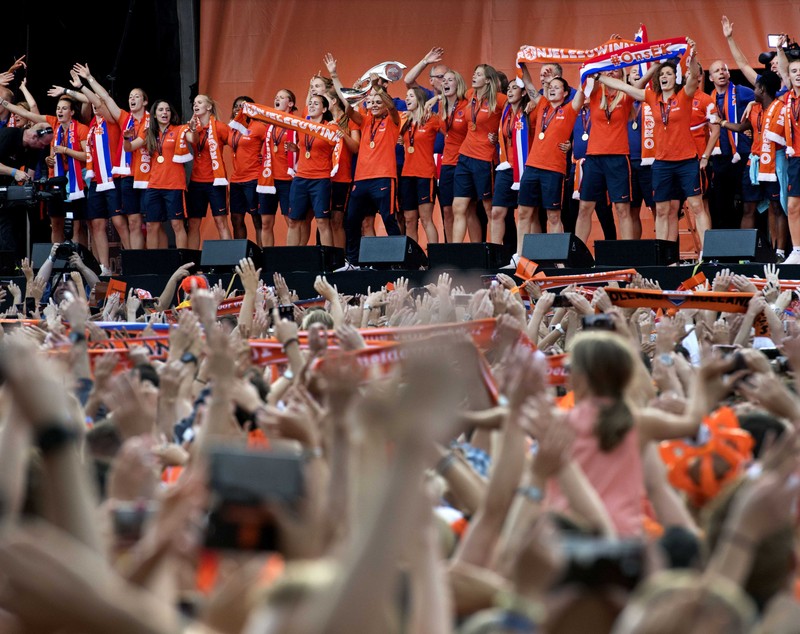 Naționala feminină de fotbal a Olandei a fost primită de mii de fani după ce a câștigat Euro 2017 / GALERIE FOTO&VIDEO
