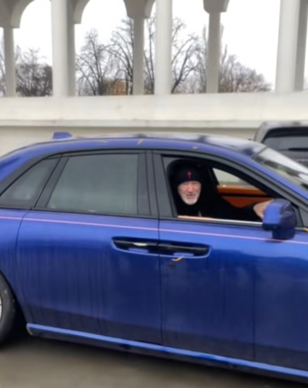 Sfatul din trei cuvinte pe care Gigi Becali i l-a dat unui tânăr de pe TikTok la biserică