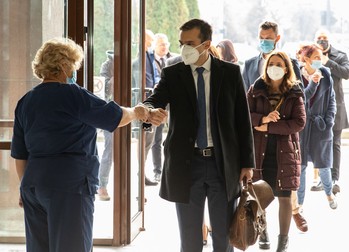 Ceremonia luării temperaturii, la intrarea în Universitatea Braşov