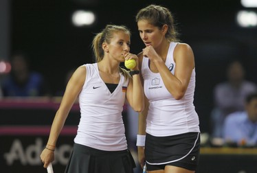 epa05264305 Annika Beck (L) and Julia Goerges (R) of Germany in action against Romania's Irina Begu and Alexandra Dulgheru during the Fed Cup World Group Play-off doubles tennis match Romania vs Germany in Cluj city, 450Km north-west from Bucharest, Romania, 17 April 2016. EPA/ROBERT GHEMENT