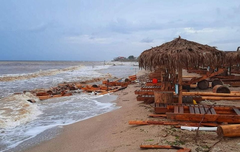 Meteorolog, despre furtunile de pe litoral: „Un ciclon care s-a generat în ultimele două zile în zona Mării Negre a rămas blocat aici”