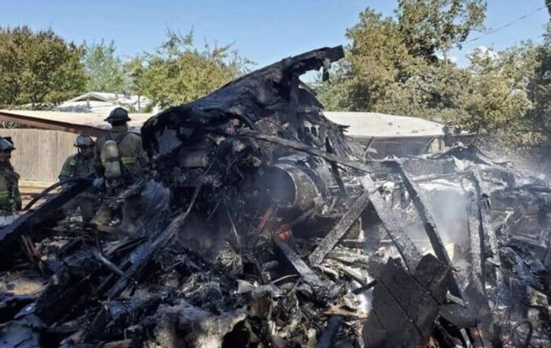 Un avion militar american s-a prăbuşit într-o zonă rezidenţială din Texas. Piloții s-au catapultat
