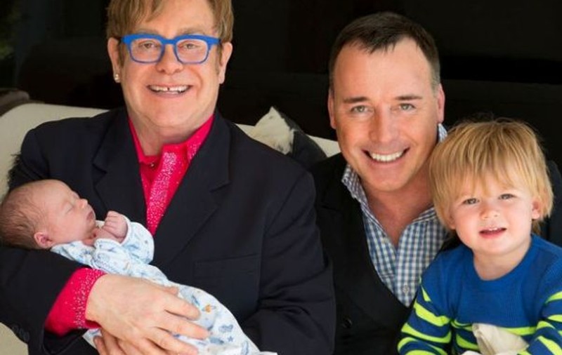 Elton John şi iubitul lui David Furnish l-au prezentat pe CEL DE-AL DOILEA COPIL al cuplului, născut de o mamă surogat!