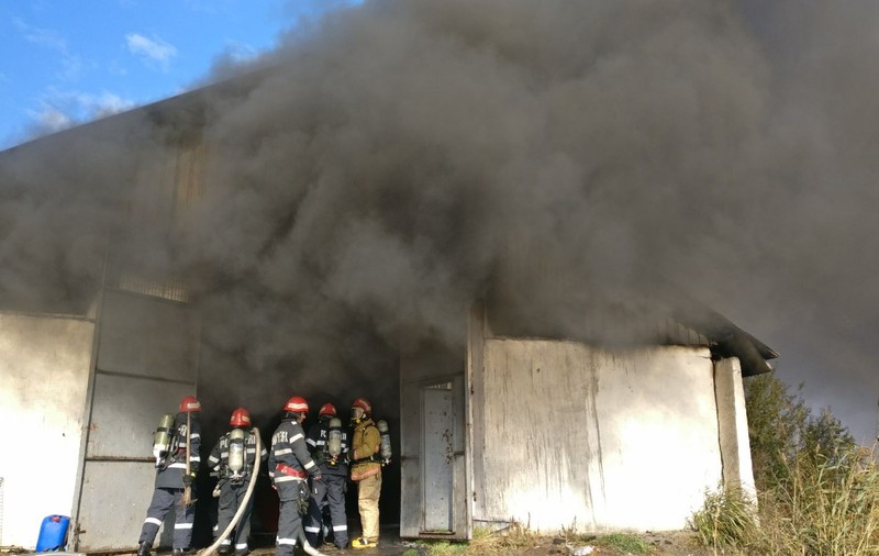 FOTO&VIDEO/ Incendiul de la un depozit de materiale plastice din Tulcea a pornit din cauza unor lucrări de sudare