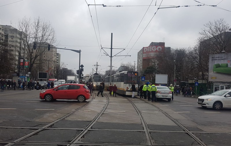 O tânără a fost lovită de tramvaiului 41. Circulația a fost oprită timp de aproape o oră pentru efectuarea cercetărilor