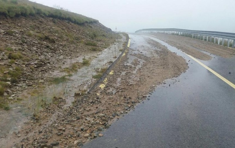Traficul pe Transalpina se desfășoară cu dificultate. Unde sunt probleme din cauza căderilor de pietre