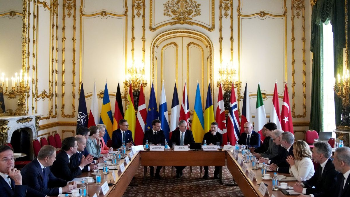 Prim-ministrul Marii Britanii Keir Starmer, centru, președintele francez Emmanuel Macron, centru stânga, și președintele Ucrainei Volodomir Zelenski, centru dreapta, participă la o întâlnire cu liderii europeni în timpul unui summit despre Ucraina la Lancaster House din Londra, duminică, 2 martie 2025