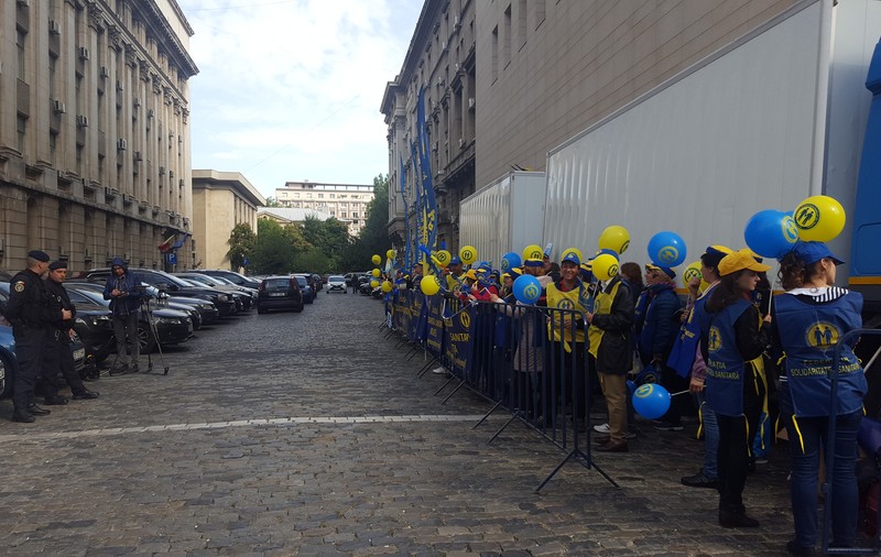 VIDEO/FOTO| Proteste ale ambulanțierilor, nemulțumiți de lipsa de reacție a Guvernului în privința salariilor