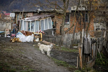 În jur de 80 de familii locuiesc în fosta colonie muncitorească
