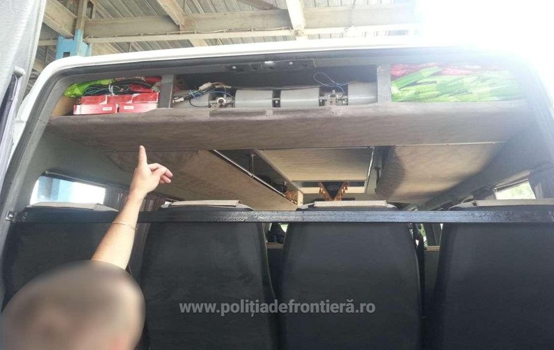 A ascuns 35 de kilograme de tutun în instalația de aer condiționat. Marfa de contrabandă și mașina au fost confiscate