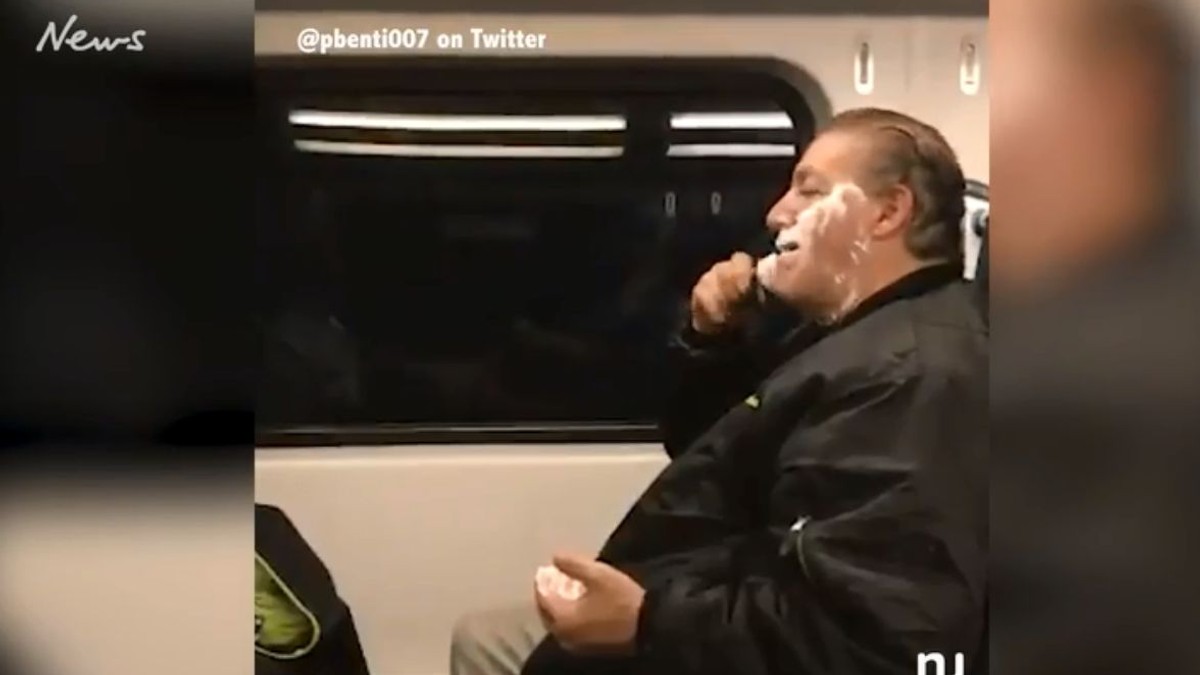 Un bărbat a fost batjocorit pe internet după ce a fost filmat bărbierindu-se într-un tren. Povestea lui