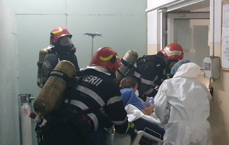 Pompierii care au scos din flăcări bolnavii COVID intubați de la Piatra Neamț, băgați în izolare
