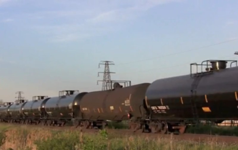 STARE DE URGENŢĂ ÎN CANADA! Un tren care transporta petrol A DERAIAT