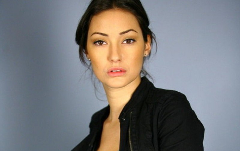 VIDEO/A lăsat modeling-ul pentru scenă. Raluca Aprodu joacă în șase spectacole la TNB, crește două pisici și ... gătește orice!
