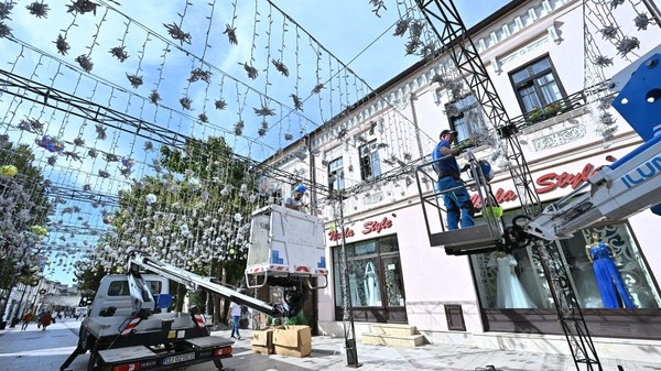 Pregătirile pentru Târgul de Crăciun din Craiova au paralizat o intersecție din centru cu peste o lună înainte de deschidere. Imagine cu caracter ilustrativ. Foto: Hepta
