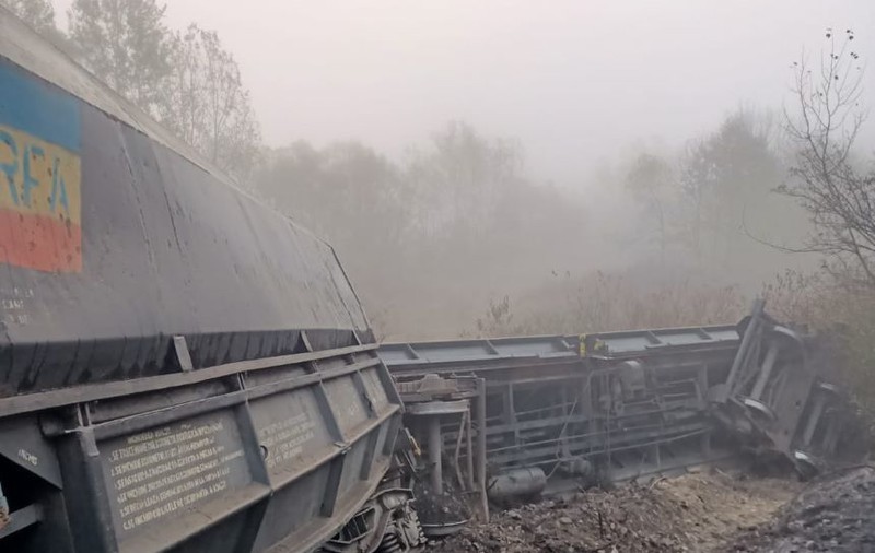 Două vagoane de marfă încărcate cu cărbune au deraiat și un al treilea s-a răsturnat pe relația Dragotești-Turceni
