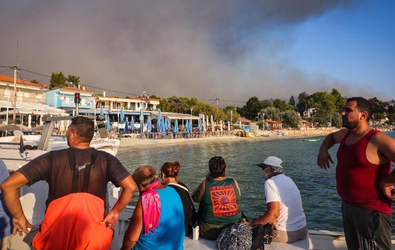 Incendii devastatoare pe insula grecească Salamina: doi morți și sute de turiști evacuați în apropiere de Atena