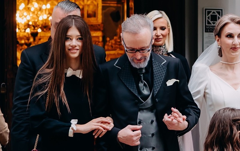 Mikaela, fiica Iuliei și a lui Mihai Albu, s-a mutat la tatăl ei, după ce acesta s-a căsătorit cu Elena.„Circumstanțele prin care am ajuns în această situație nu sunt cele mai plăcute”