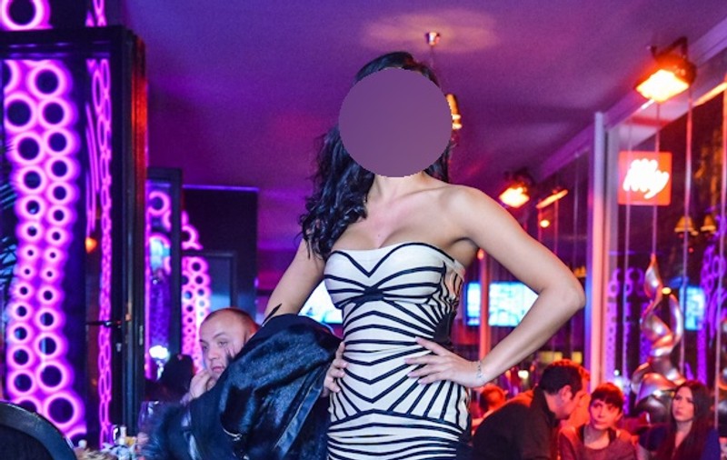 Un cunoscut model din România a defilat în cizmele Madonnei şi într-o blană de 700 de milioane!