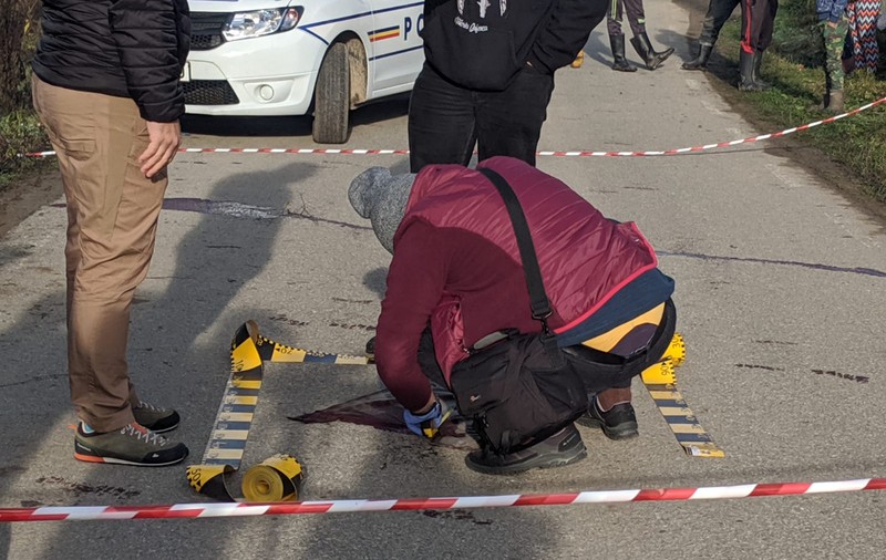 Tânăr din Bistrița, înjunghiat  de prietenul de pahar. După ce a lovit, agresorul a fugit într-o pădure