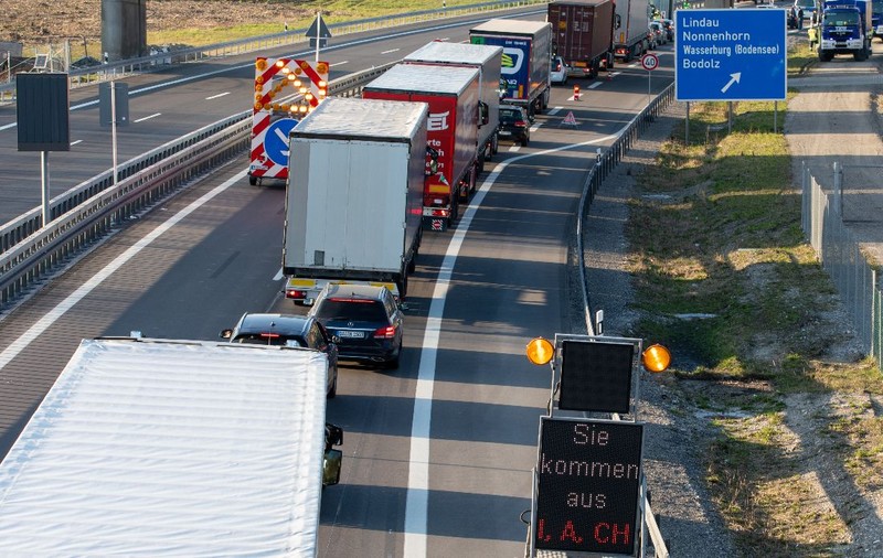 Un șofer a luat o geantă plină din România ca să o ducă în Norvegia, dar a rămas fără ea când a intrat în Germania