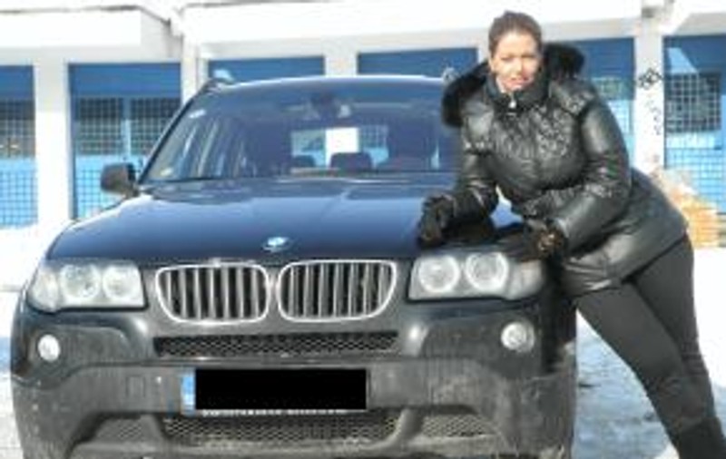 Soţia fotbalistului Eugen Trică, între Dacie şi BMW X3