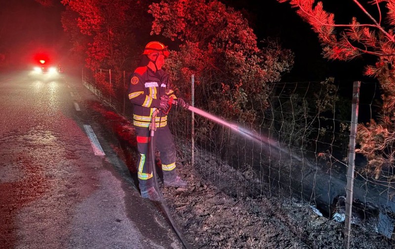 Pompierii români rămân în Franța. CNSU a prelungit misiunea de stingere a incendiilor de pădure