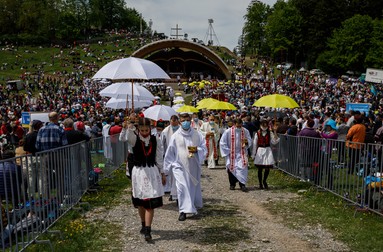 Spre finalul slujbei, preoții au plecat printre pelerini pentru a-i împărtăși
