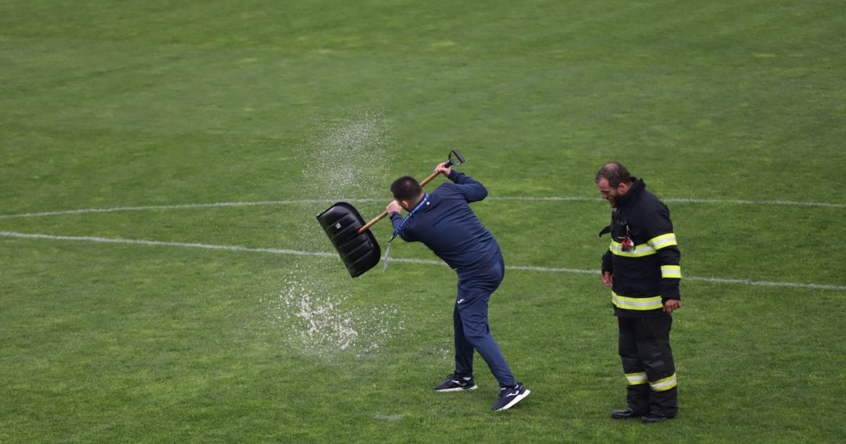 Pompierii au intrat cu furtunele pe stadionul „Arcul de Trumf” din București sa scoată apa de pe teren, în timpul meciului de fotbal feminin România - Cipru, 18 aprilie 2026