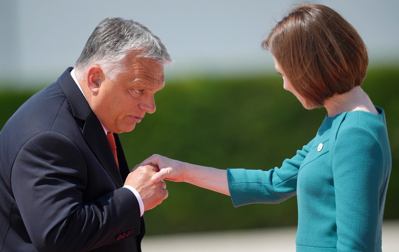 VIDEO. Președinta Maia Sandu nu l-a lăsat pe Viktor Orban să-i pupe mâna. Alte trei momente inedite de la summitul desfășurat în Republica Moldova