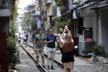 Linia de cale ferată, o atracție de neratat la Hanoi. Foto: EPA