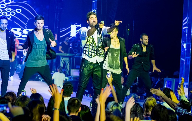 Greu cu SUDOAREA! Uite ce i-au făcut ADMIRATOARELE lui CONNECT-R, la un CONCERT! FOTO