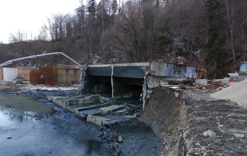 Poluare pe râul Prahova, după ce peretele unei stații de epurare din Sinaia s-a prăbușit, iar dejecțiile au ajuns în apă
