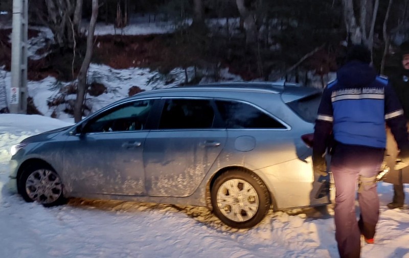 Patru cetățeni israelieni au fost salvați de jandarmii montani după ce au rămas înzăpeziți pe un drum izolat din Maramureș