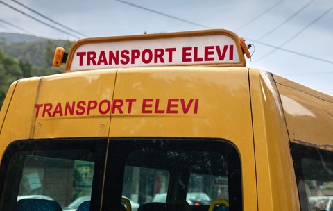 Amendă de 6.000 de lei pentru un șofer de microbuz școlar din Dâmbovița, care transporta 31 de copii pe 16 locuri