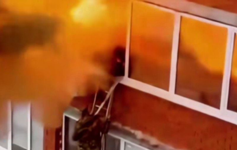 Un pompier scapă miraculos în timpul intervenției la un incendiu urmat de o explozie de gaze devastatoare