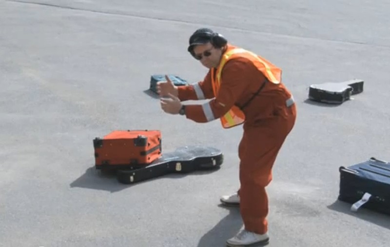 INCREDIBL! Cum s-a răzbunat un american pe o companie aeriană, după ce a rămas fără... CHITARĂ | VIDEO SENZAŢIONAL
